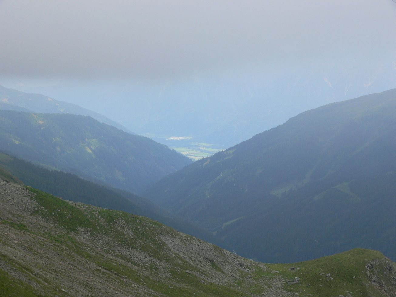 300. Výhled z cesty Lienzer Hütte - Wangenitzsee Hütte směrem k údolí u Lienz
