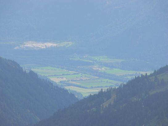301. Výhled z cesty Lienzer Hütte - Wangenitzsee Hütte směrem k údolí u Lienz
