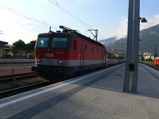 365. Vlak, který jezdí mj. mezi Spittal-Millstättersee a Salzburgem
