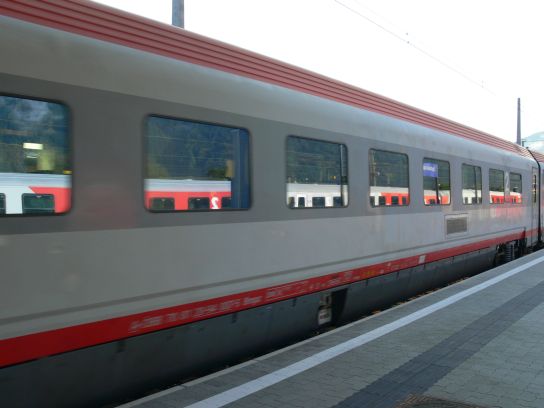 366. Vlak, který jezdí mj. mezi Spittal-Millstättersee a Salzburgem
