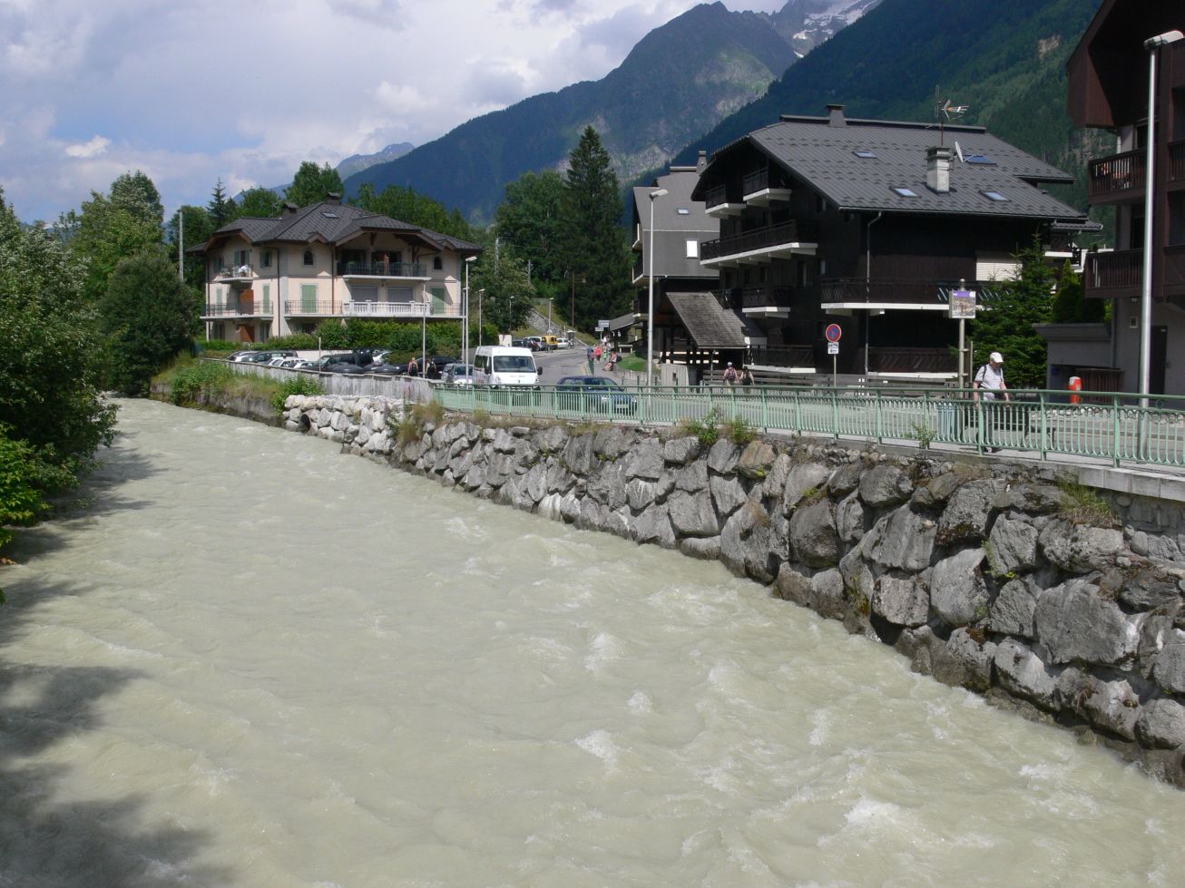 10. Městem Chamonix protéká řeka
