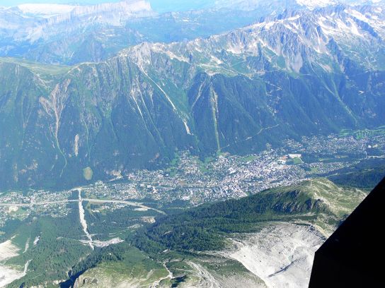 35. Výhled z Aiguille du Midi na Chamonix
