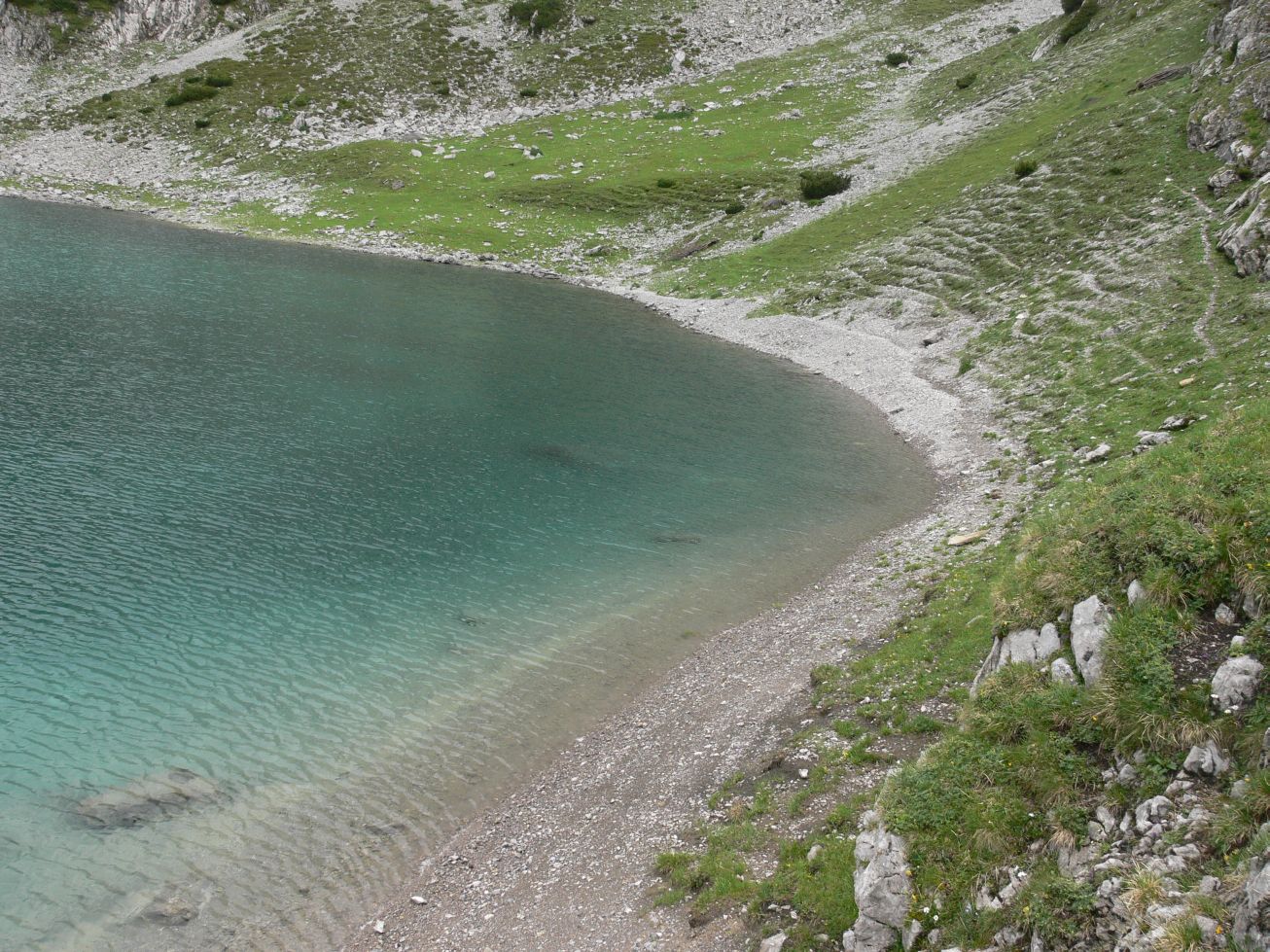 32. Jezero Drachensee mělo teplotu vody 8 °C
