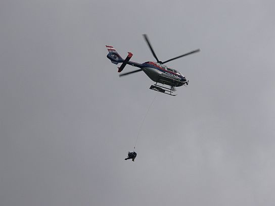 29. Vrtulník se záchranářem a zachráněným
