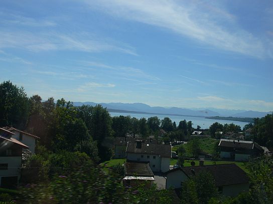 75. Pohled na Alpy z vlaku přes jezero
