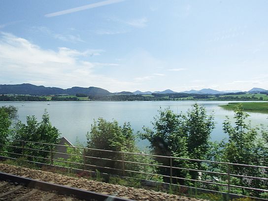 2. Pohled z vlaku na jezero a za ním hory
