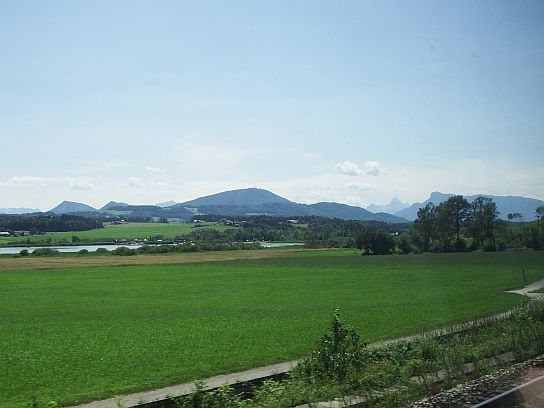 3. Pohled z vlaku na jezero a za ním hory
