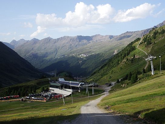 4. Pohled směrem k lanovce poblíž obce Obergurgl
