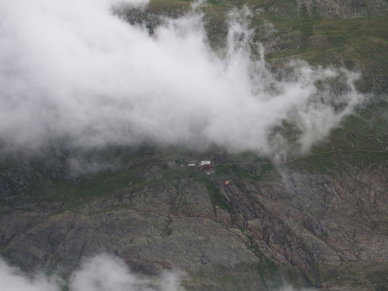 41. Chata Langtalereckhütte pod mrakem
