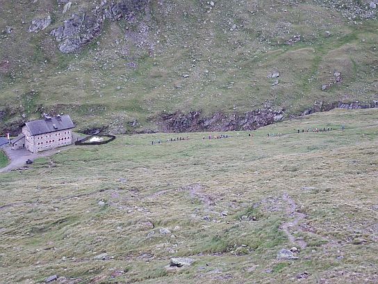 78. Turisté směřující z chaty Martin Busch Hütte k chatě Simulaun Hütte
