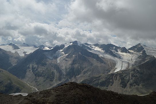 99. Pohled z vrcholu Kreuzspitze asi tak na jihovýchod
