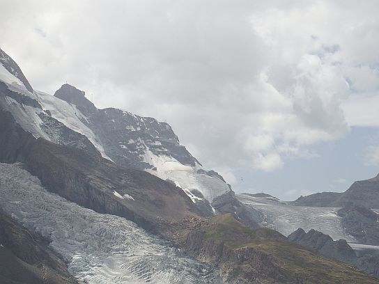 20. Vlevo nejvýše položená lanovka na Klein Matterhorn
