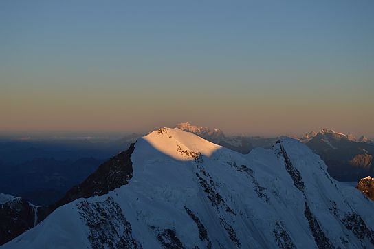 53. Výhled od chaty Margherita v sobotu ráno po východu Slunce, v pozadí Mont Blanc
