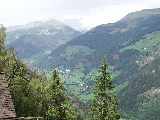 163. výhled na to větší údolí, s hlavní silnicí do Heiligenblutýhled na to větší údolí, s hlavní silnicí do Heiligenblut
