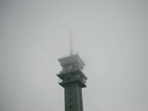 Věž na Klínovci v mraku