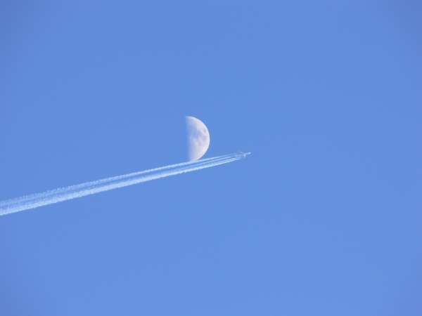 Měsíc a letadlo