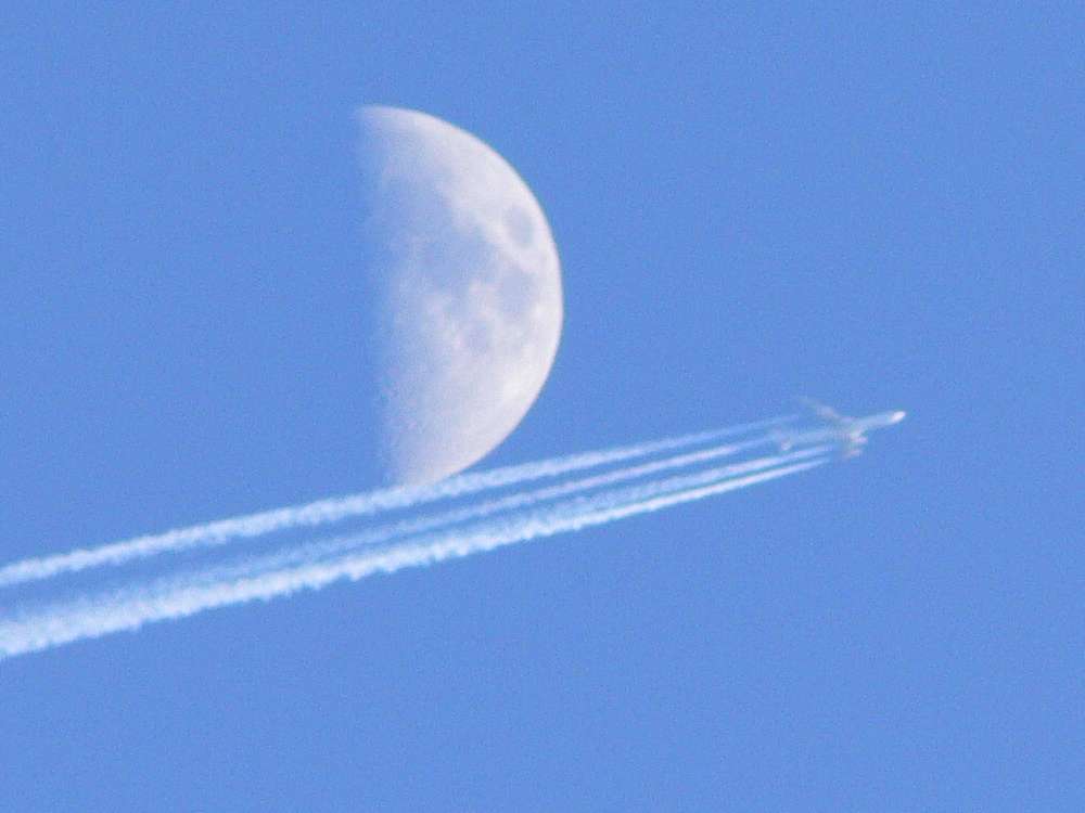 Měsíc a letadlo