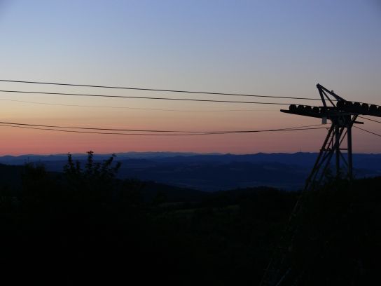 Výhled z Komáří vížky 17.7. ráno v 4:52, před východem Slunce