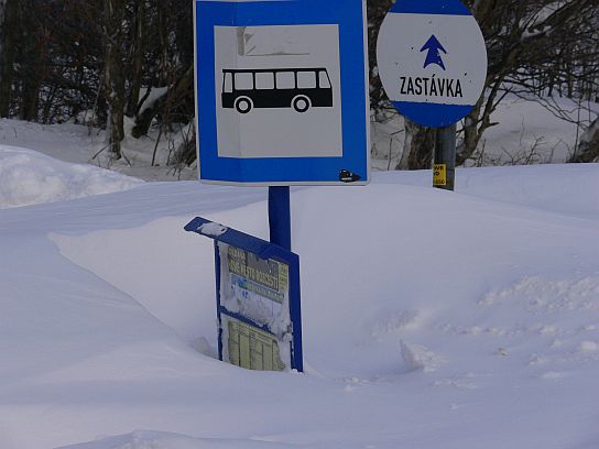 23. Autobusová zastávka Moldava - Nové Město, rozcestí, 28.12.2010
