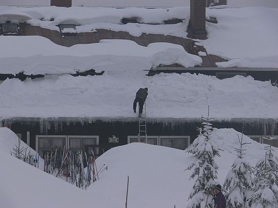28. Jizerské hory, úklid sněhu na střeše, 24.1.2012
