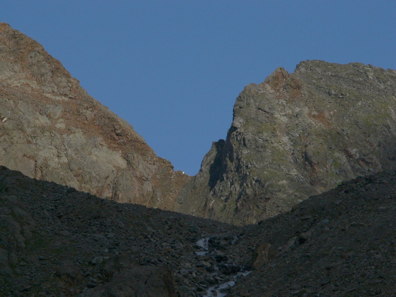 122. Pohled na sedlo směrem k Adolf-Noßberger-Hütte. 
