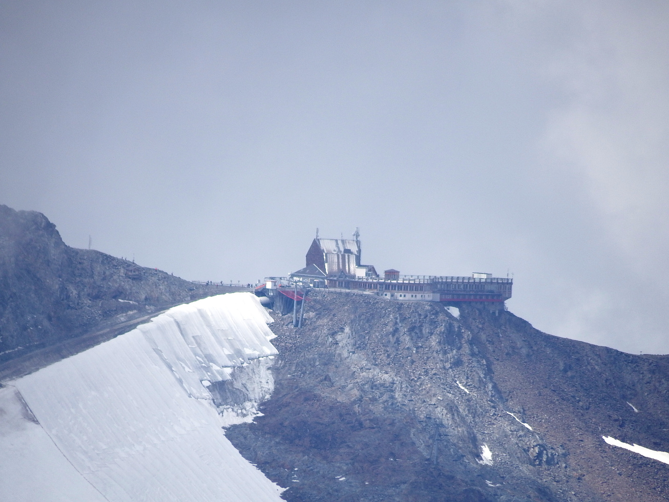 85. Pohled od vrcholu Kreuzspitze na horský hotel
