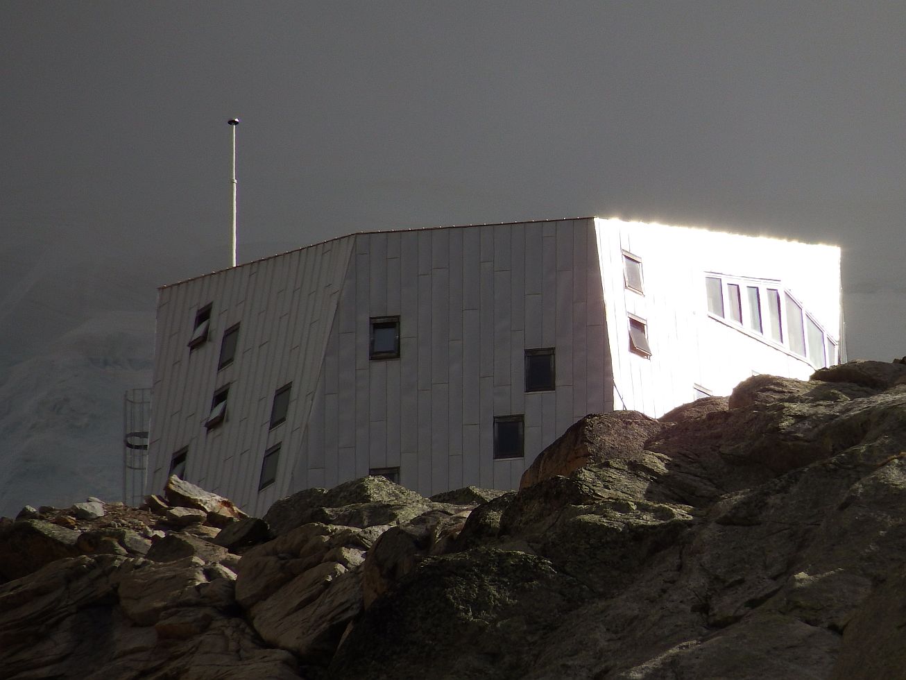 25. Chata Neue Monte Rosa Hütte ozářená sluncem
