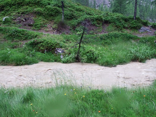 6. Potok u přístřešku při dešti
6. Potok u přístřešku při dešti