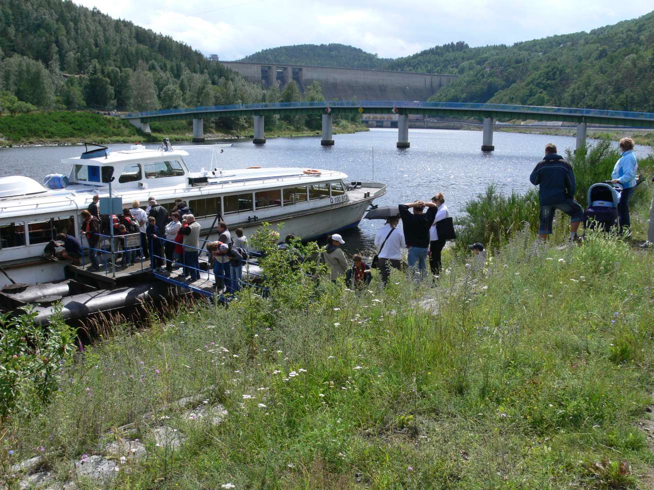 Pohled na frontu u lodi